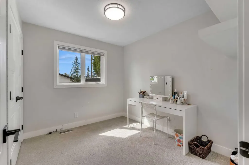272 West Chestermere Drive Chestermere AB T1X 1B2