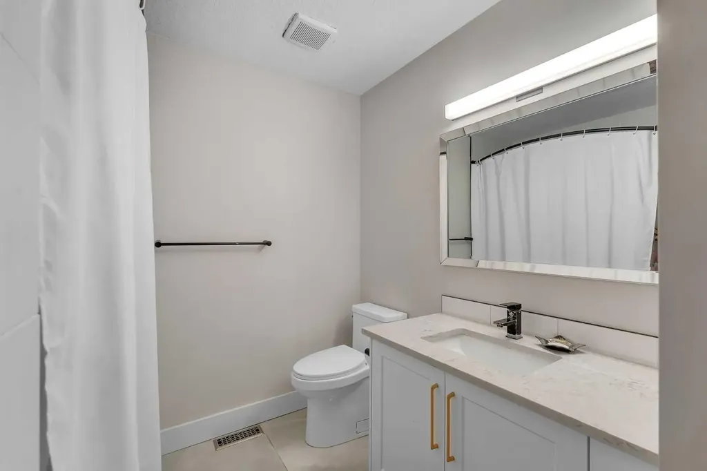 272 West Chestermere Drive Chestermere AB T1X 1B2