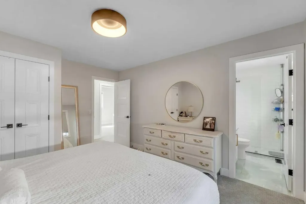 272 West Chestermere Drive Chestermere AB T1X 1B2