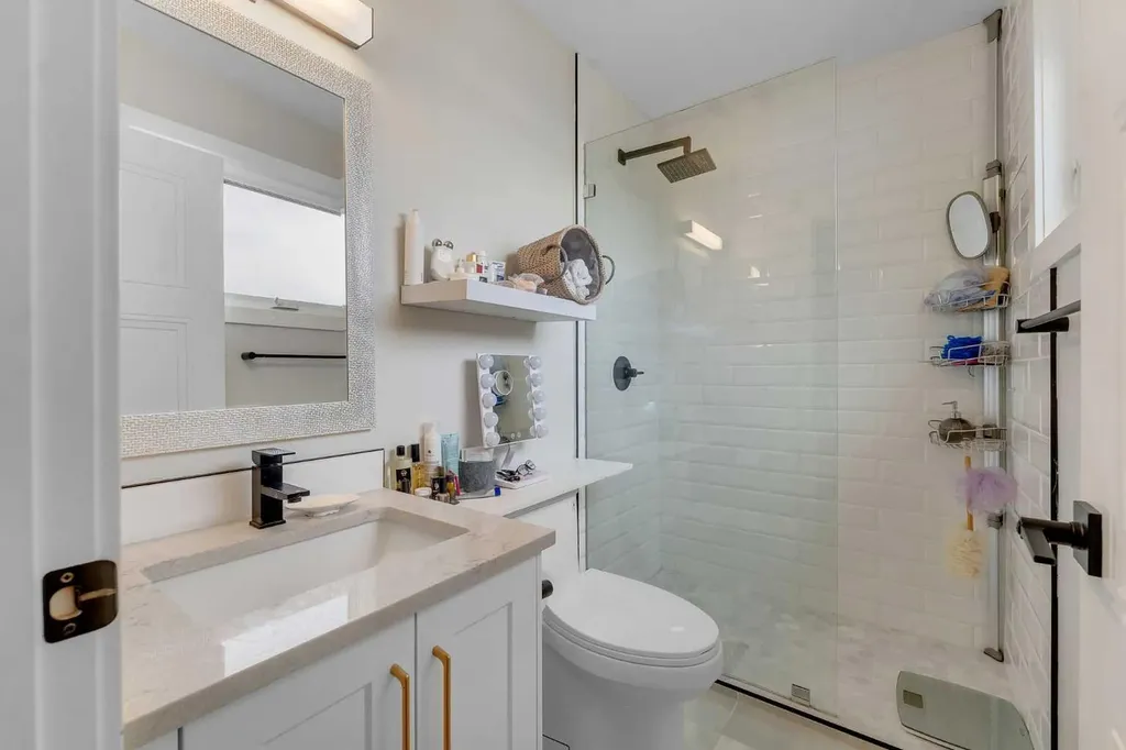272 West Chestermere Drive Chestermere AB T1X 1B2