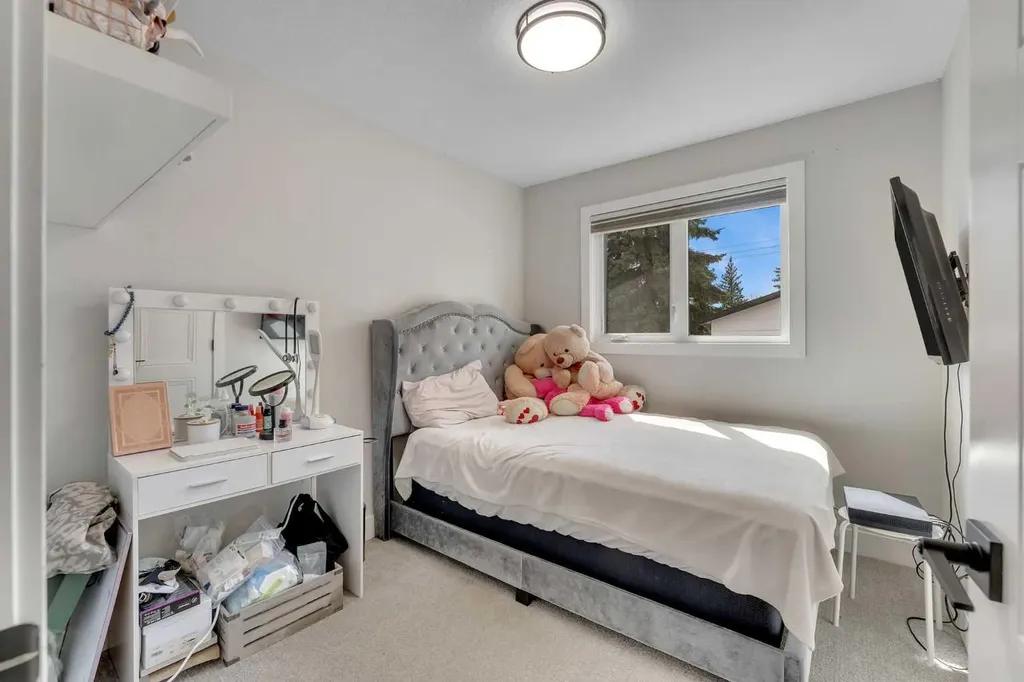 272 West Chestermere Drive Chestermere AB T1X 1B2
