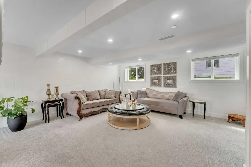 272 West Chestermere Drive Chestermere AB T1X 1B2