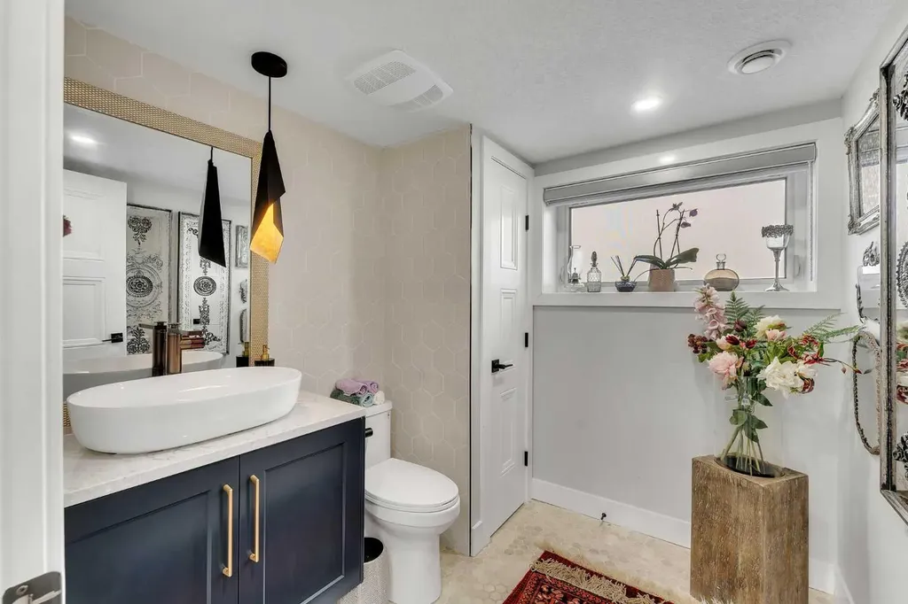 272 West Chestermere Drive Chestermere AB T1X 1B2