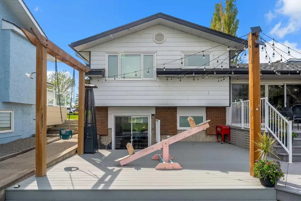272 West Chestermere Drive Chestermere AB T1X 1B2