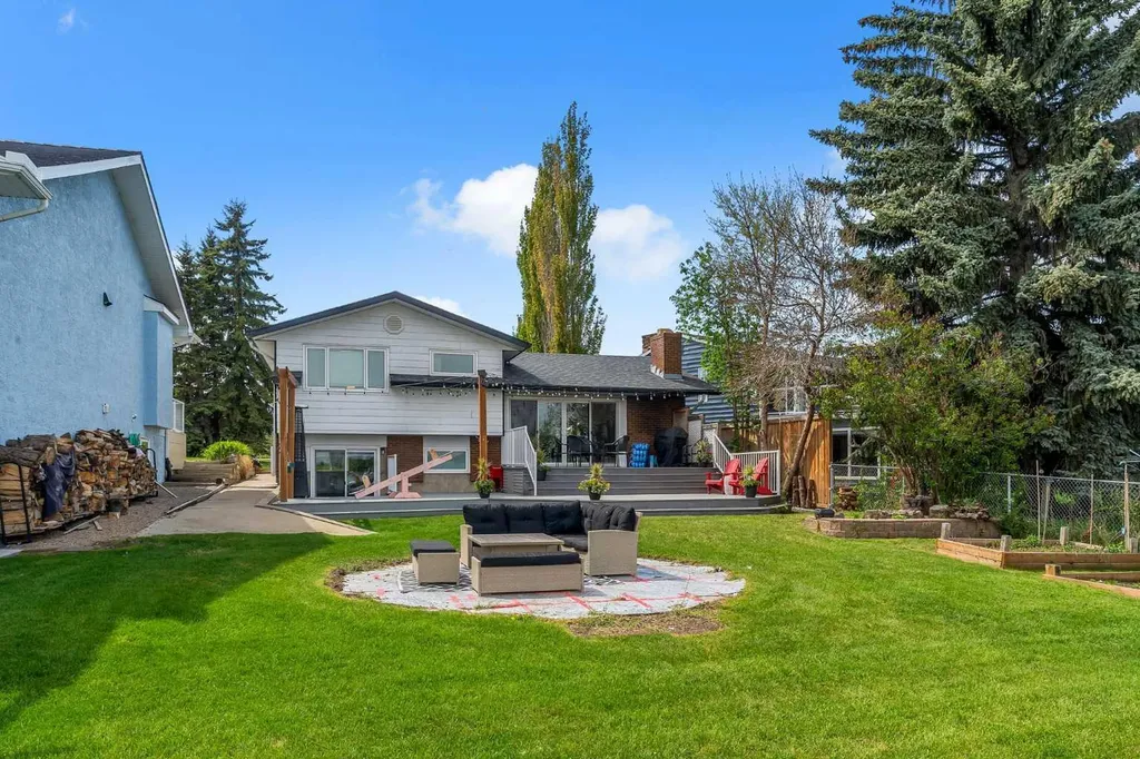 272 West Chestermere Drive Chestermere AB T1X 1B2