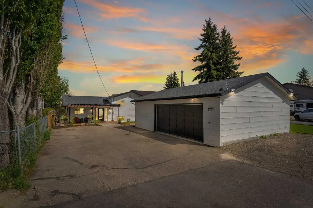272 West Chestermere Drive Chestermere AB T1X 1B2