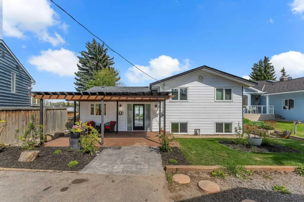 272 West Chestermere Drive Chestermere AB T1X 1B2