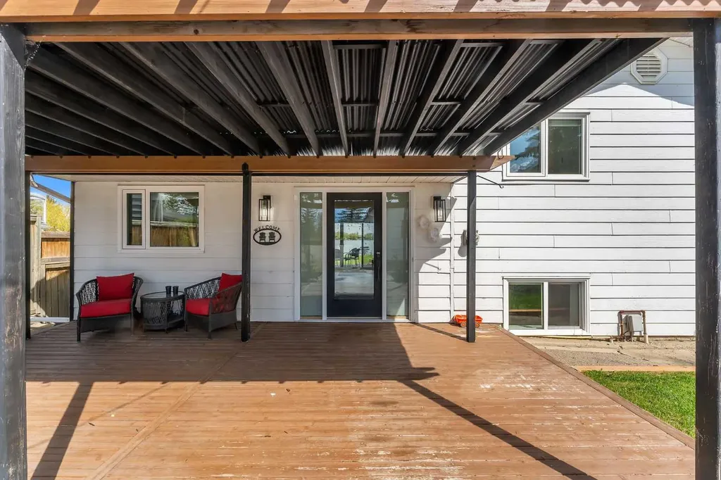 272 West Chestermere Drive Chestermere AB T1X 1B2