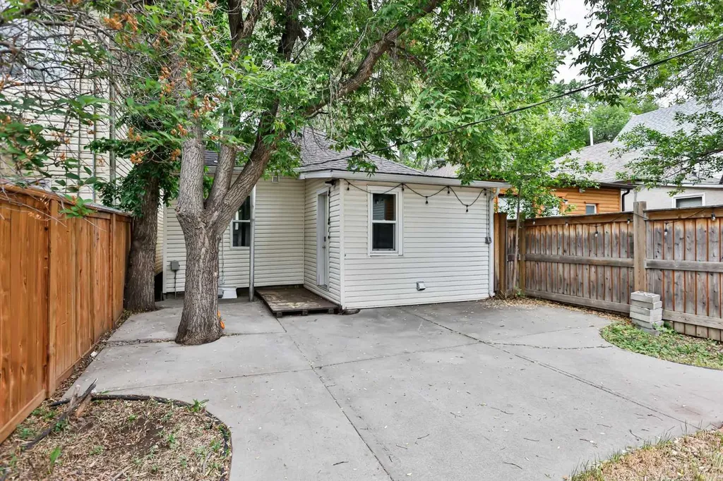 912 8 Street S Lethbridge AB T1J 2K8