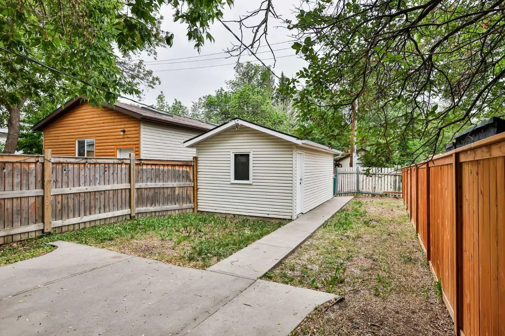 912 8 Street S Lethbridge AB T1J 2K8