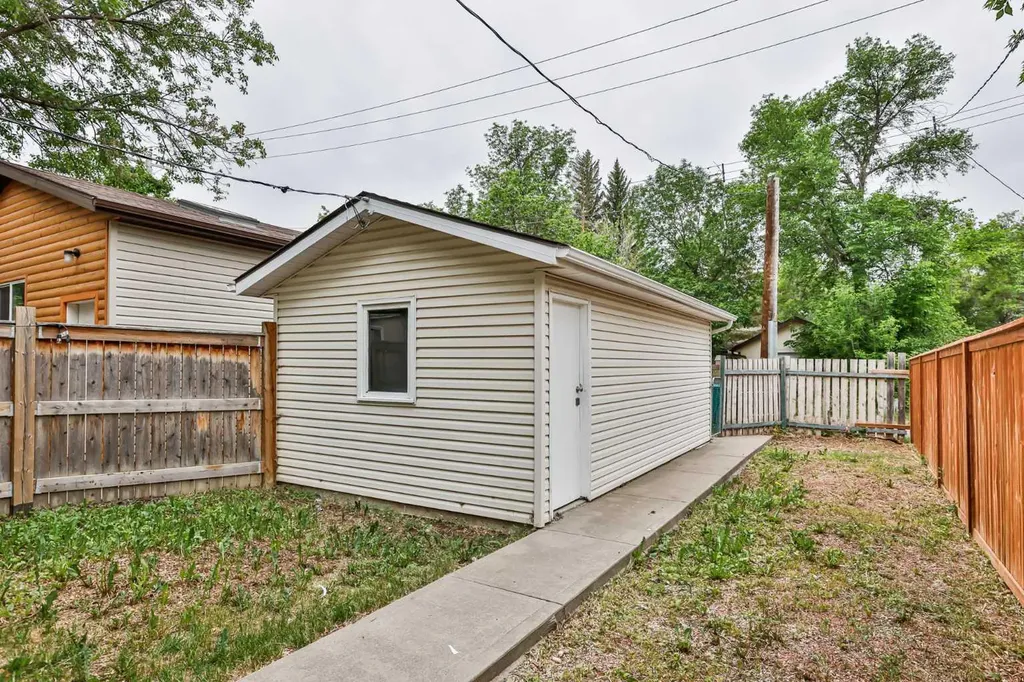 912 8 Street S Lethbridge AB T1J 2K8