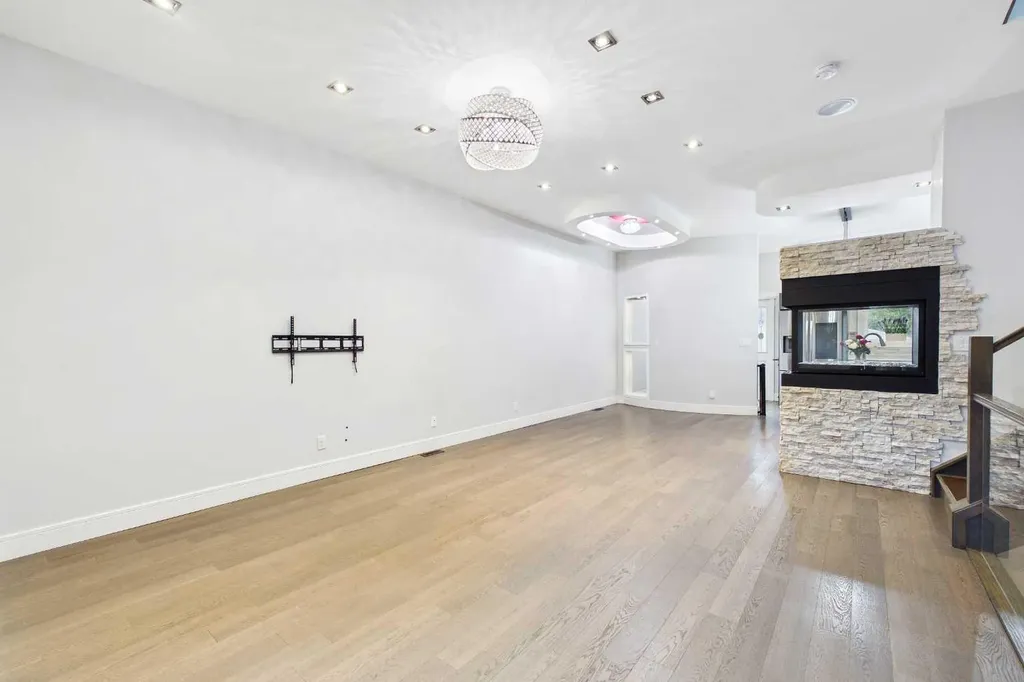 2430 28 Avenue SW Calgary AB T2T 1K9