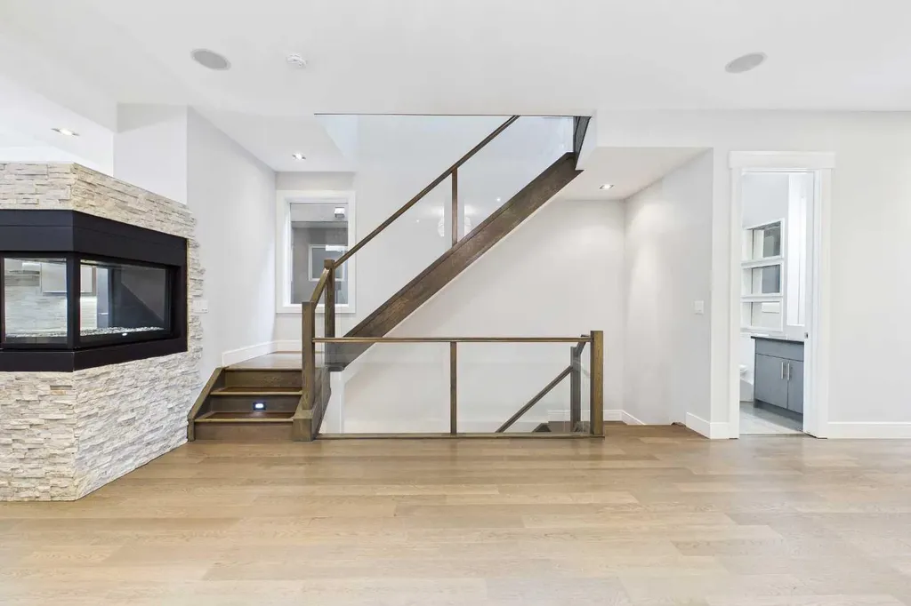 2430 28 Avenue SW Calgary AB T2T 1K9