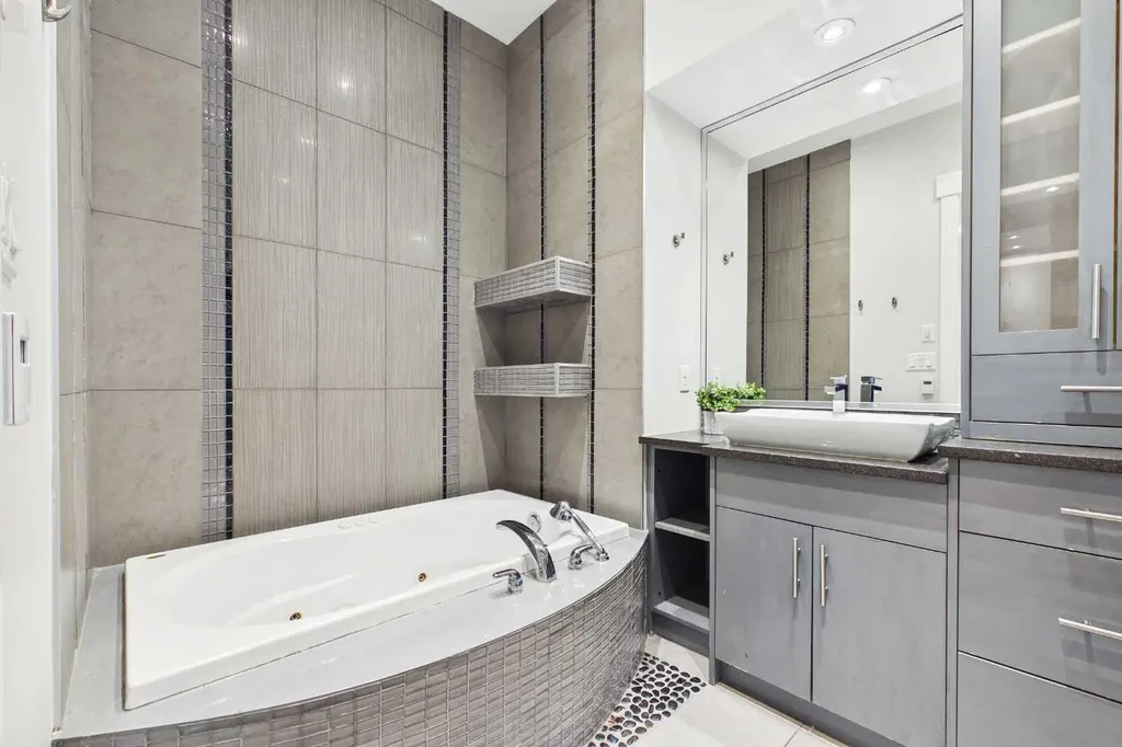 2430 28 Avenue SW Calgary AB T2T 1K9