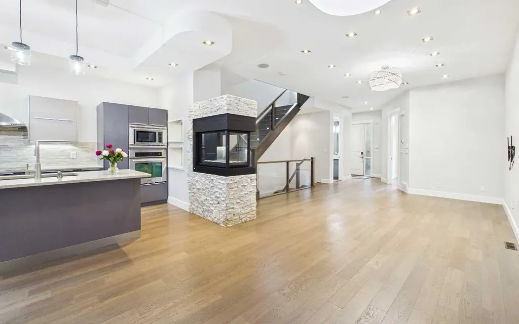 2430 28 Avenue SW Calgary AB T2T 1K9