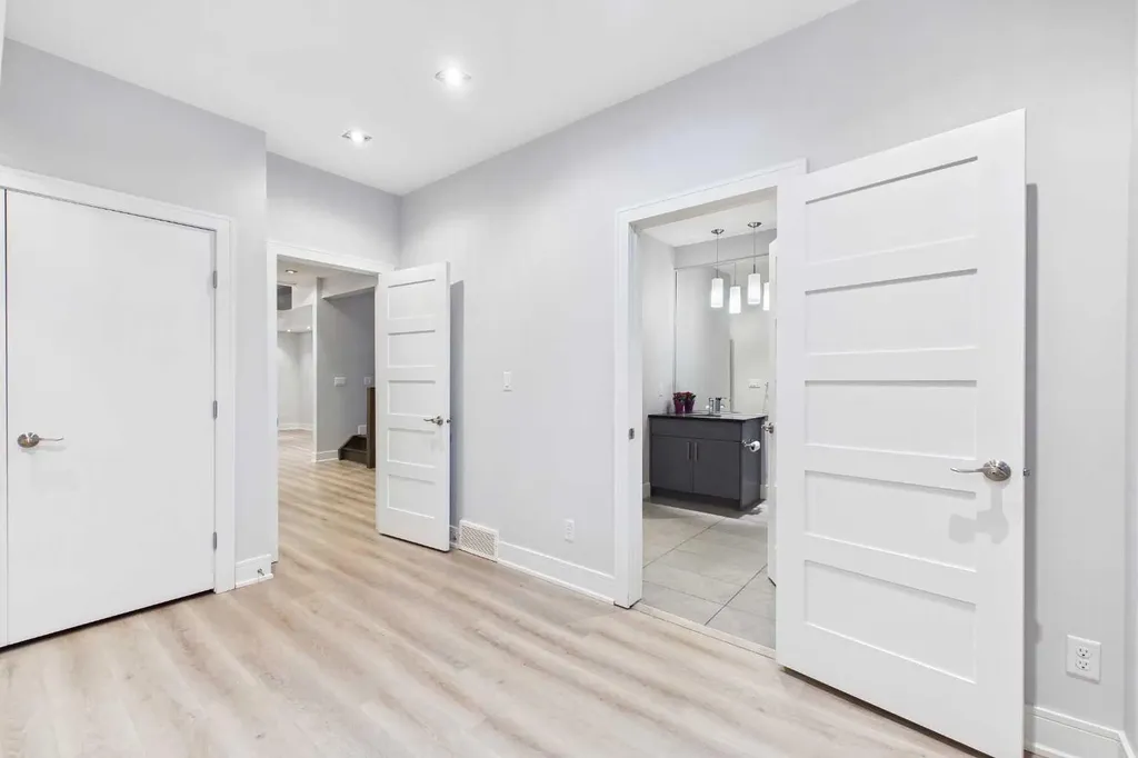 2430 28 Avenue SW Calgary AB T2T 1K9