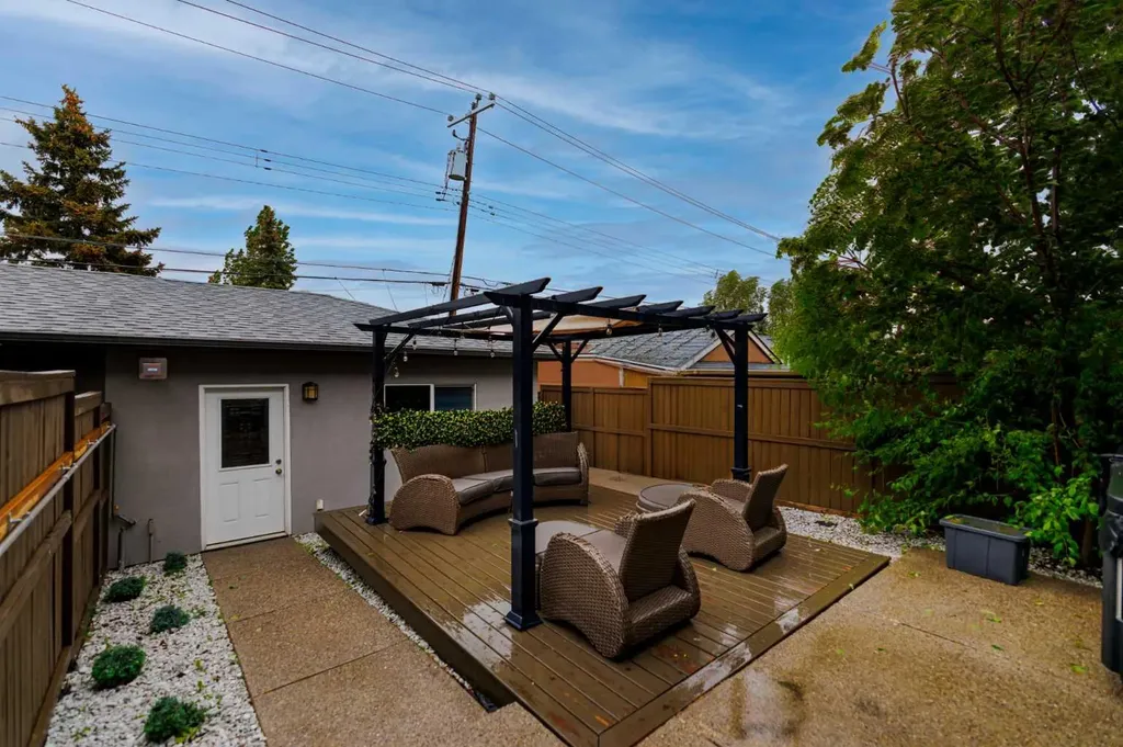 2430 28 Avenue SW Calgary AB T2T 1K9