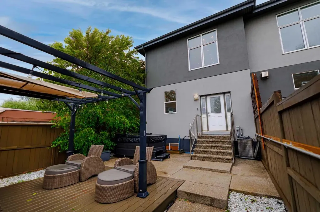 2430 28 Avenue SW Calgary AB T2T 1K9