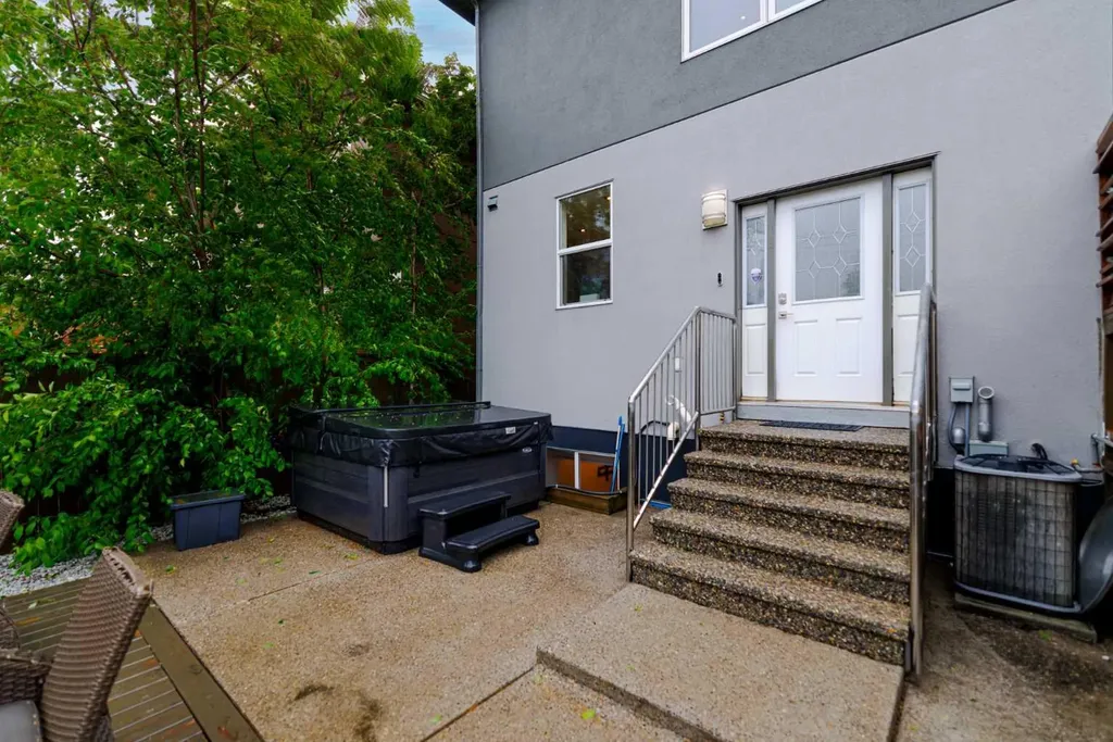 2430 28 Avenue SW Calgary AB T2T 1K9