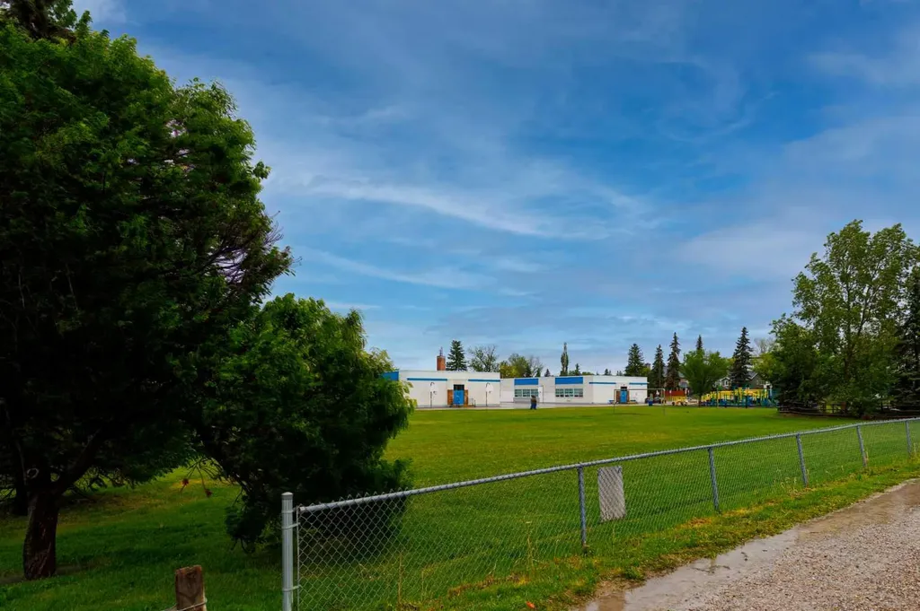 2430 28 Avenue SW Calgary AB T2T 1K9