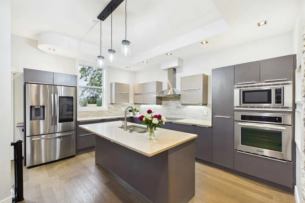 2430 28 Avenue SW Calgary AB T2T 1K9
