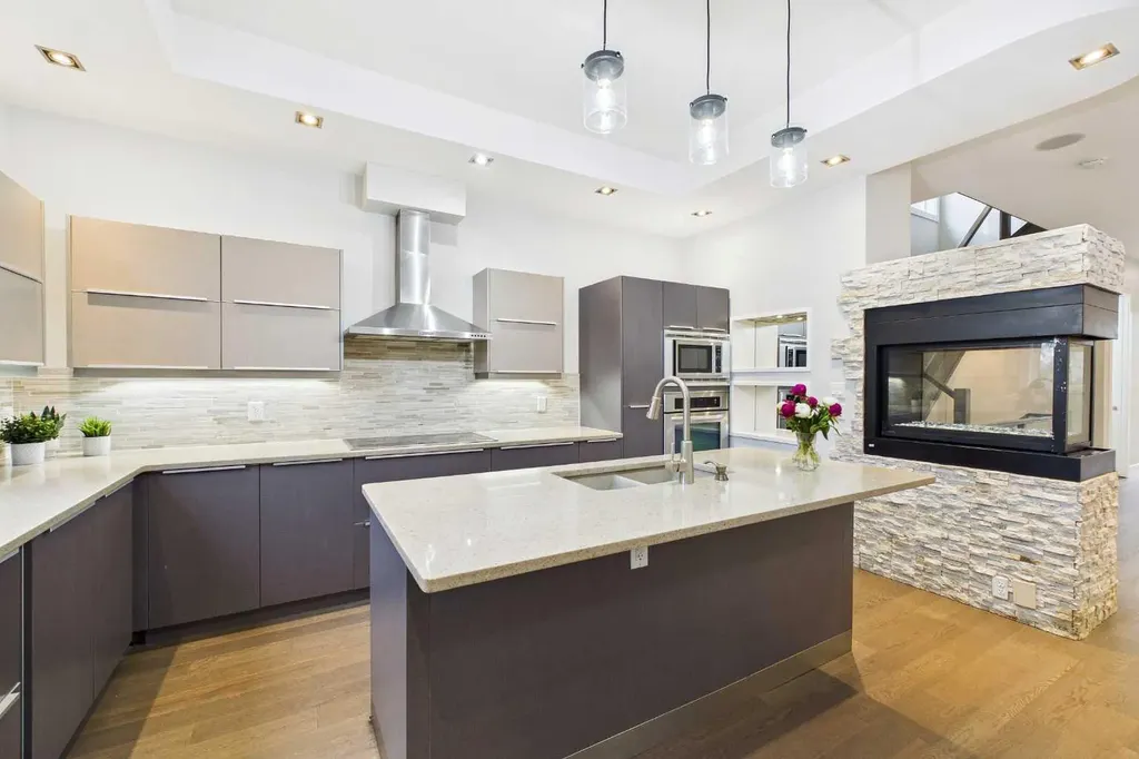 2430 28 Avenue SW Calgary AB T2T 1K9