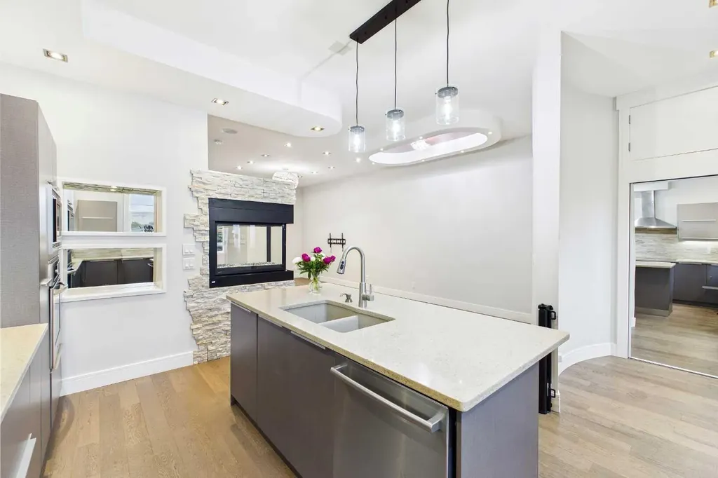 2430 28 Avenue SW Calgary AB T2T 1K9