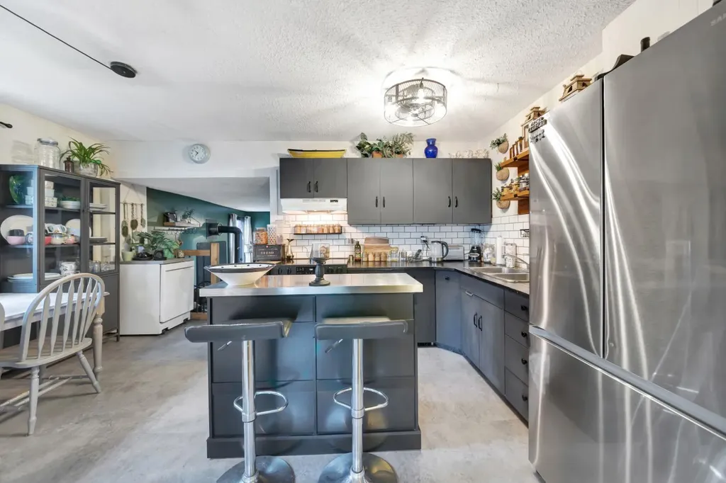 4910 58 Avenue Lloydminster AB T9V 1C3