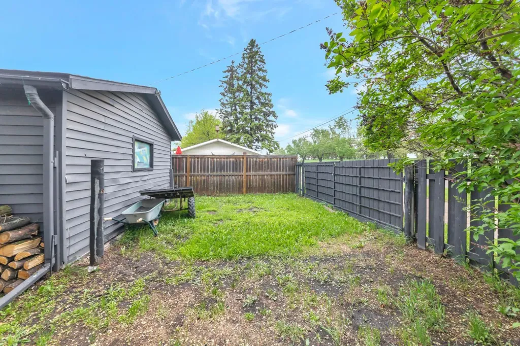 4910 58 Avenue Lloydminster AB T9V 1C3