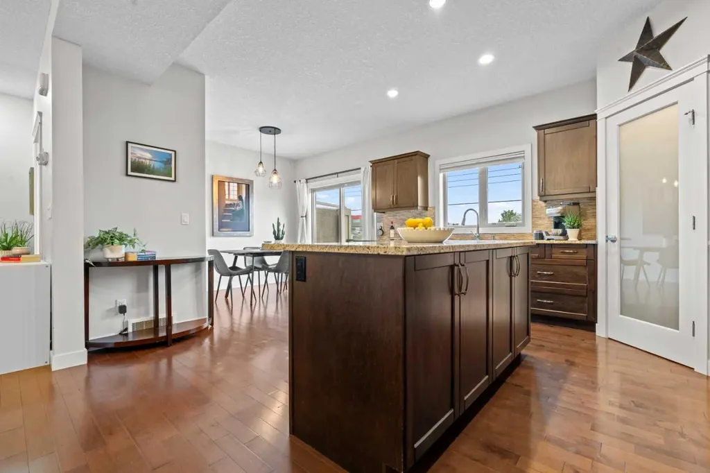 1916 36 Street SW Calgary AB T3E 2Y9
