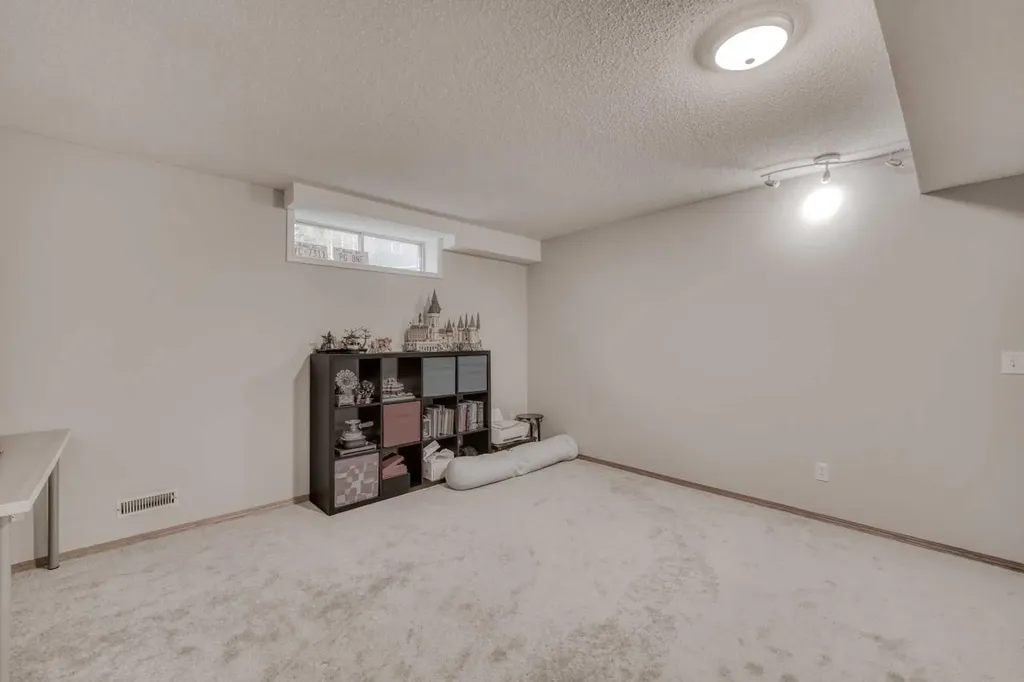 170 Arbour Grove Close NW Calgary AB T3G 4J2