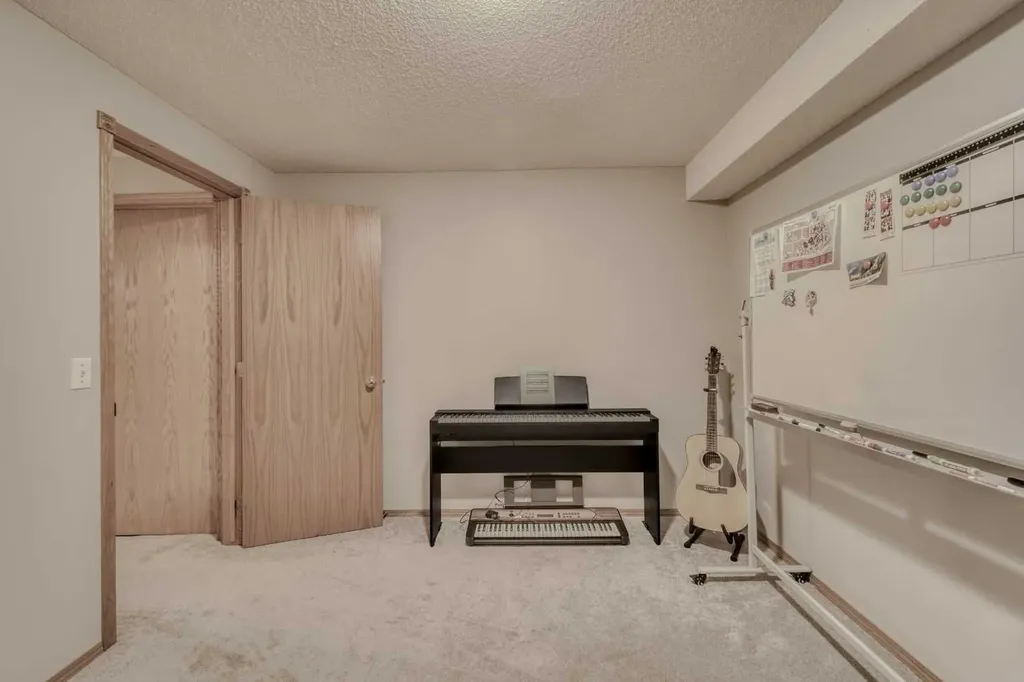 170 Arbour Grove Close NW Calgary AB T3G 4J2