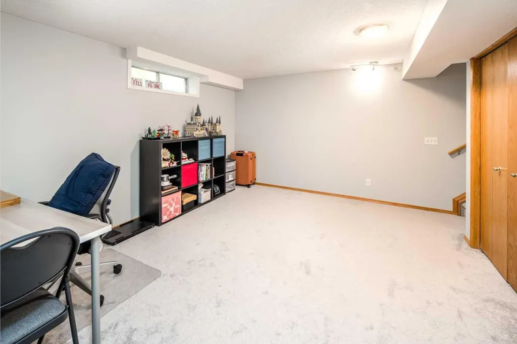 170 Arbour Grove Close NW Calgary AB T3G 4J2