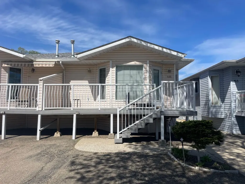 411 3 Street Brooks AB T1R 0E7