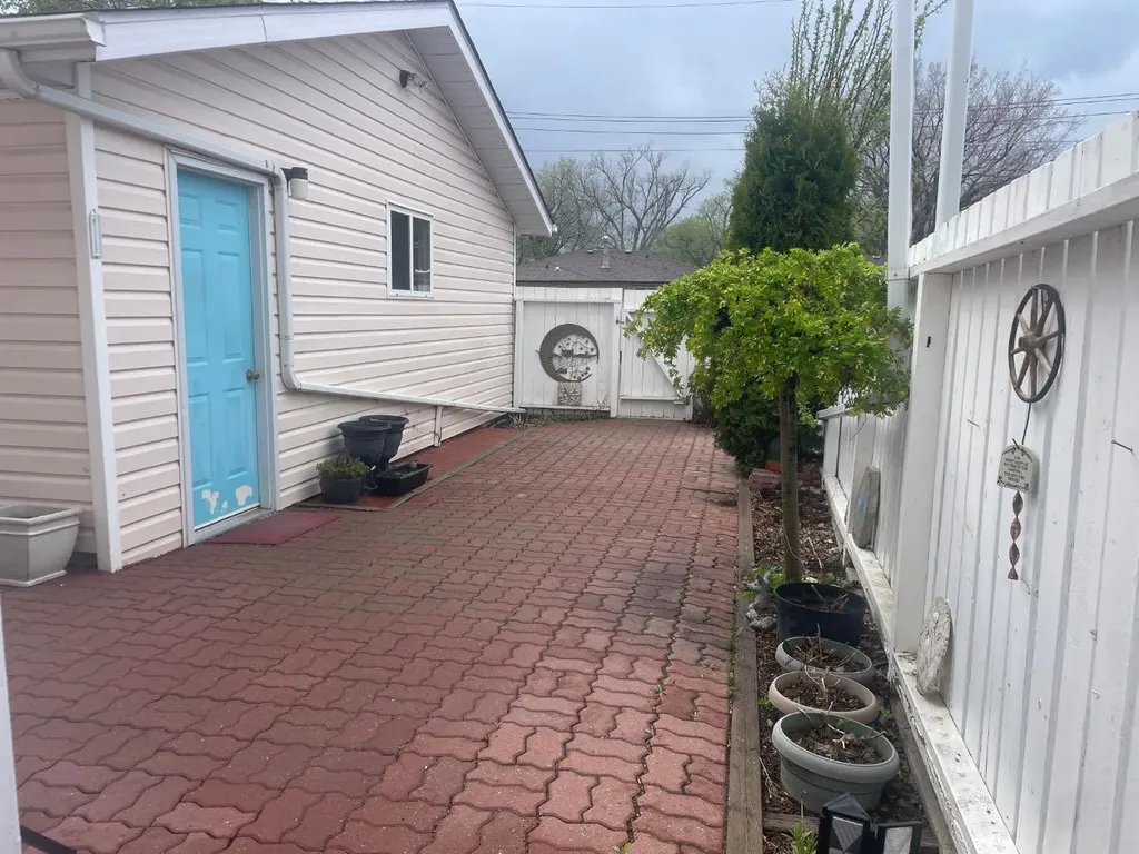 411 3 Street Brooks AB T1R 0E7