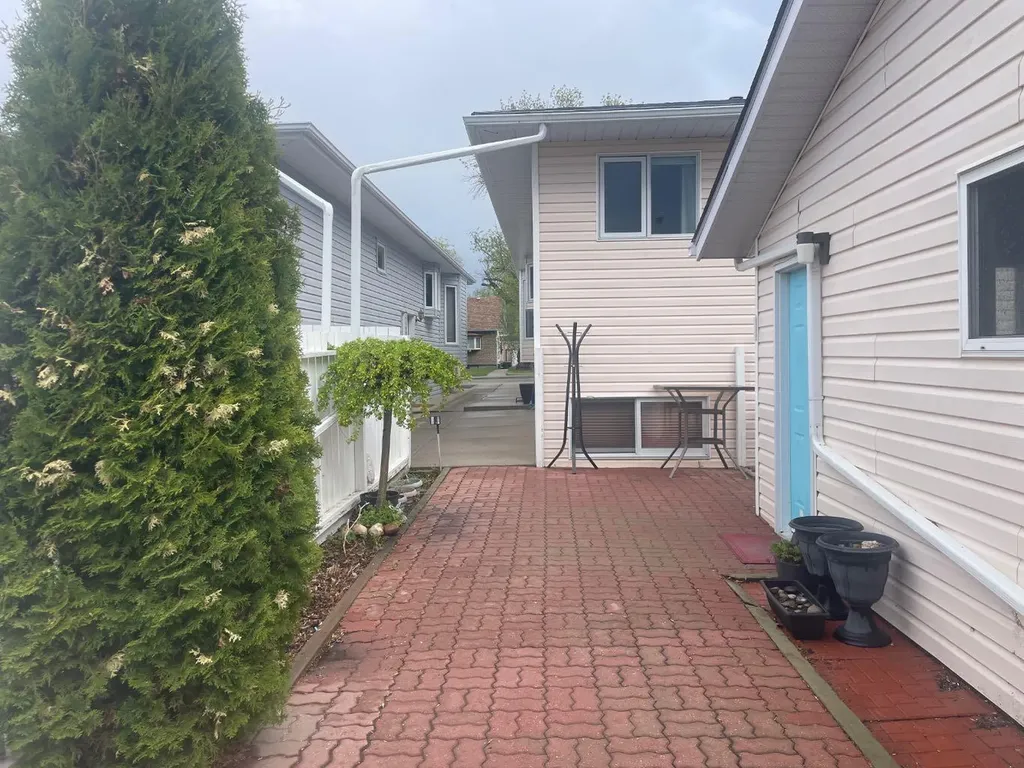411 3 Street Brooks AB T1R 0E7