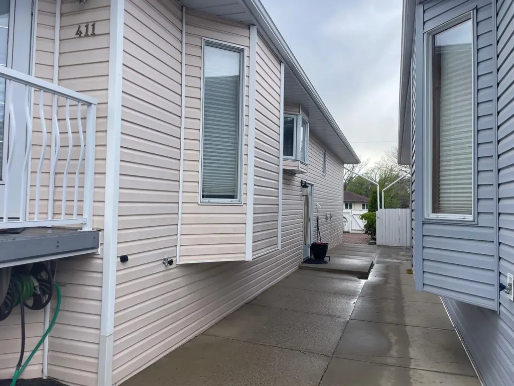 411 3 Street Brooks AB T1R 0E7