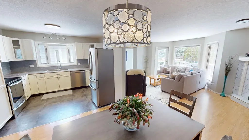 411 3 Street Brooks AB T1R 0E7