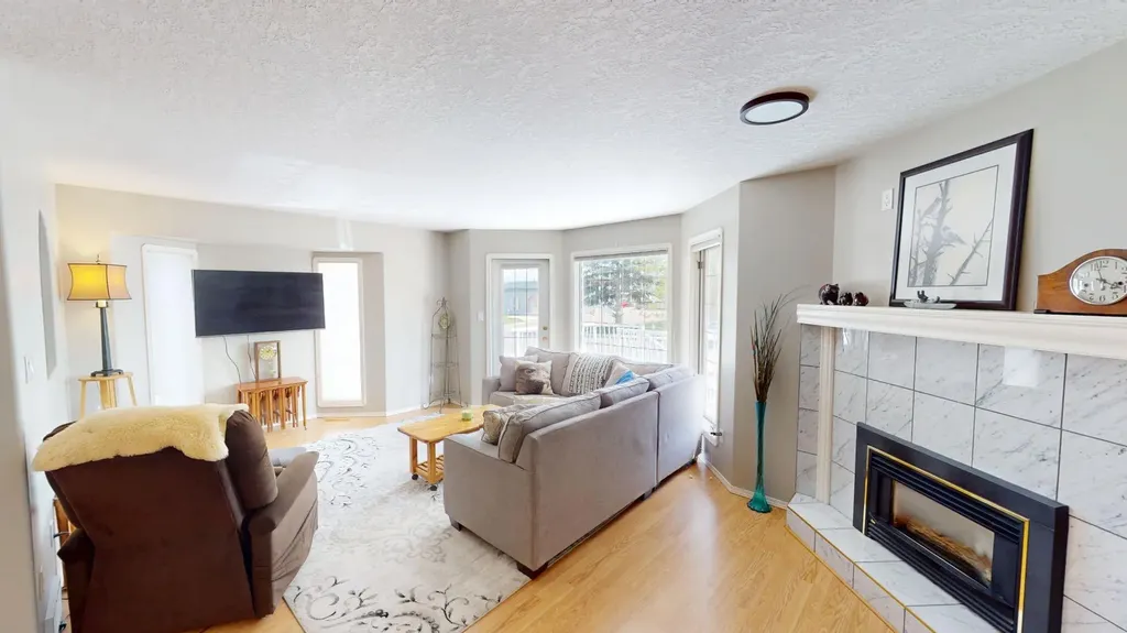 411 3 Street Brooks AB T1R 0E7