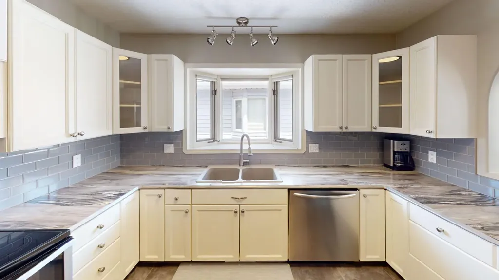 411 3 Street Brooks AB T1R 0E7