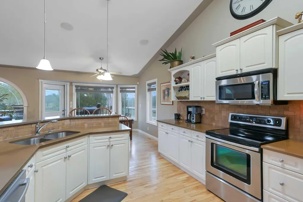 27 Fern Glade Crescent Sylvan Lake AB T4S 1Z7