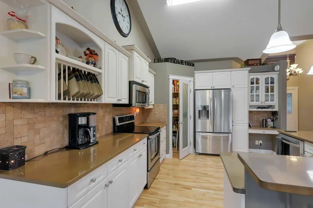 27 Fern Glade Crescent Sylvan Lake AB T4S 1Z7