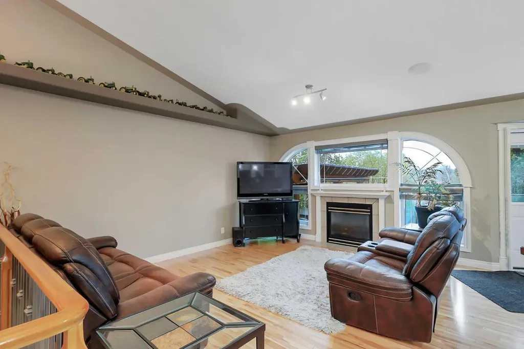 27 Fern Glade Crescent Sylvan Lake AB T4S 1Z7
