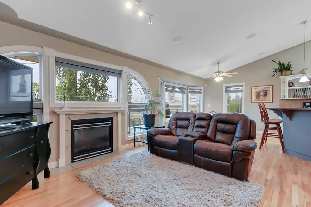 27 Fern Glade Crescent Sylvan Lake AB T4S 1Z7