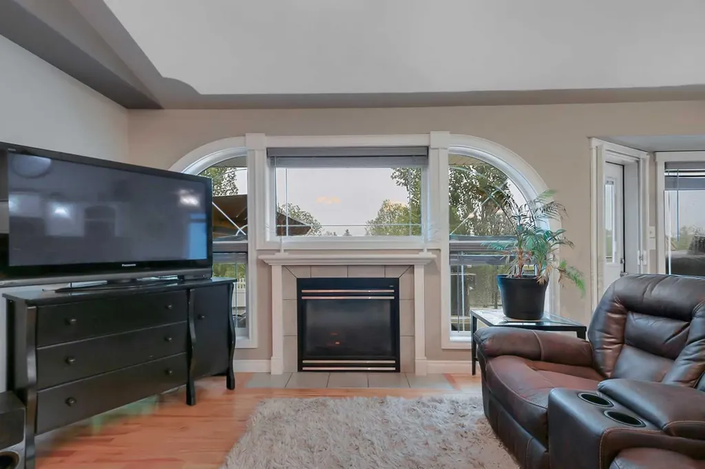 27 Fern Glade Crescent Sylvan Lake AB T4S 1Z7