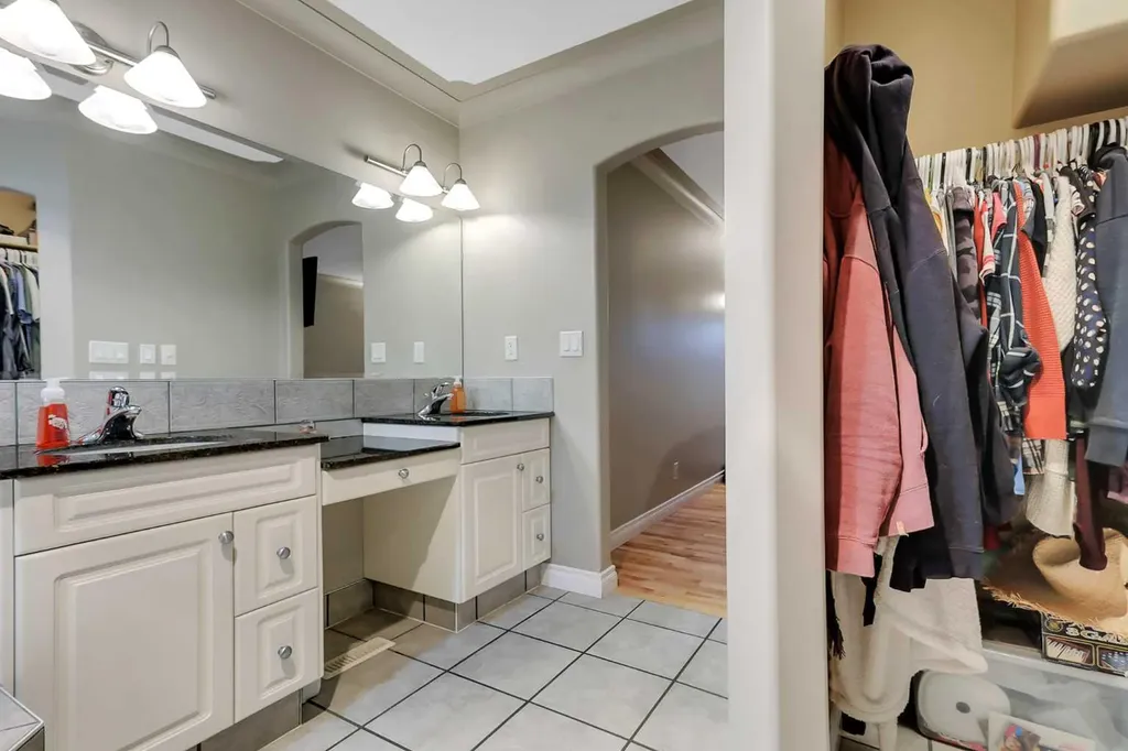 27 Fern Glade Crescent Sylvan Lake AB T4S 1Z7