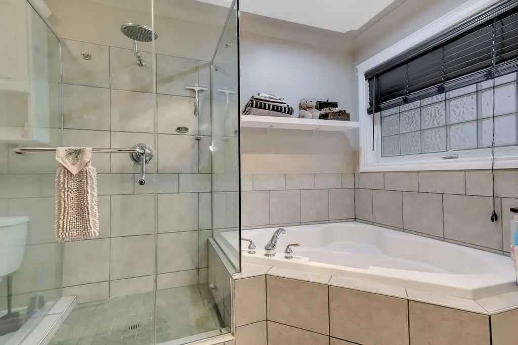 27 Fern Glade Crescent Sylvan Lake AB T4S 1Z7