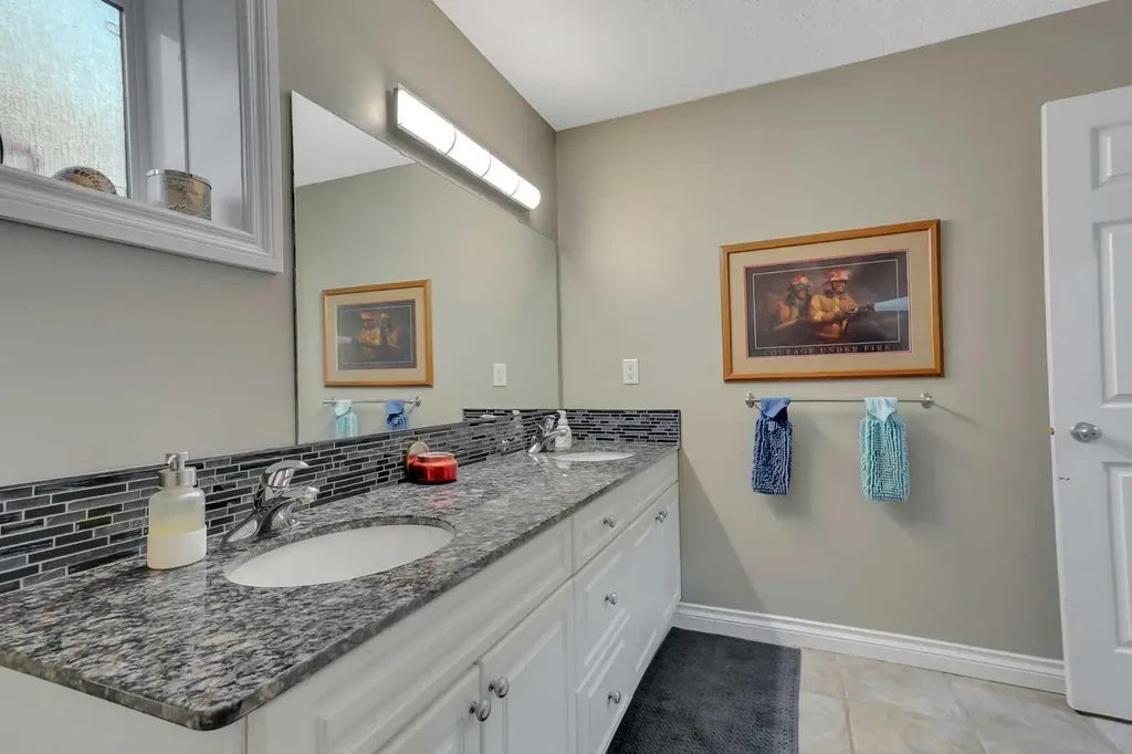 27 Fern Glade Crescent Sylvan Lake AB T4S 1Z7
