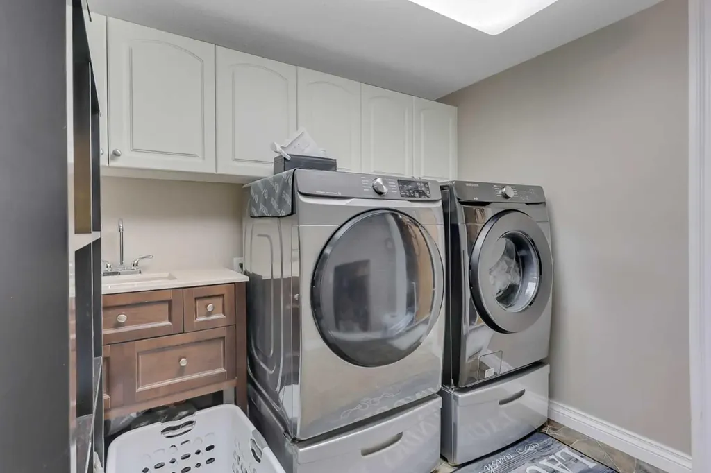 27 Fern Glade Crescent Sylvan Lake AB T4S 1Z7