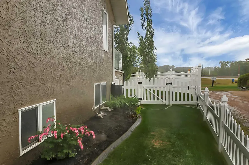 27 Fern Glade Crescent Sylvan Lake AB T4S 1Z7